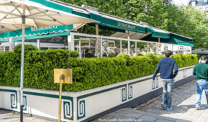 Les Deux Magot outside